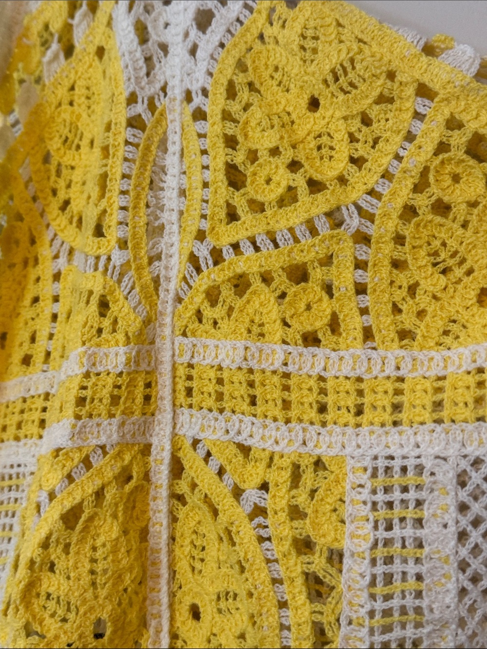 POL Crochet Open-Front Sweater in Yellow and Cream - Picture 4 of 5